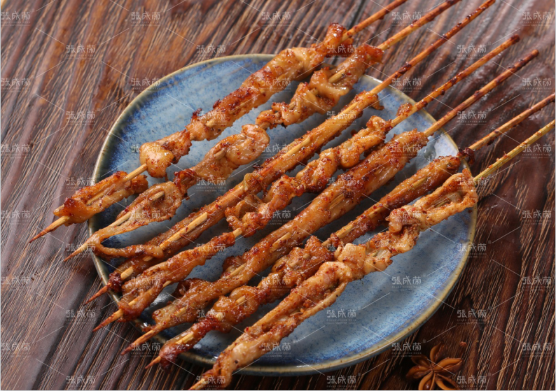 <p><br/><strong>    功效： </strong>中醫認為，雞皮是一種營養價值頗高的一種食物，雞皮入脾、胃經,性味甘、溫，有健脾益氣，生精填髓的功效。而西醫也認為，雞皮中含有豐富的膠原蛋白，膠原蛋白在人體皮膚中具有非常重要的作用,有良好的支撐力,就像撐起皮膚組織的鋼筋架構一樣,能讓皮膚看起來非常豐潤，所以雞皮具有很好的美容保健的功效。<br/>   <strong> 做法:</strong>將洗干凈的雞皮經過張成榮電烤雞架獨家祖傳醬料浸泡一定時間，又經過400℃高溫電烤技術烤制出的雞皮，將雞皮本身所帶的油脂充分烤出，只留下雞皮的韌彈可口，出爐后，在上面撒一層辣椒粉或者孜然，香辣可口，單吃或者當做下酒菜都可以，好吃不容錯過。<br/><br/><br/></p>